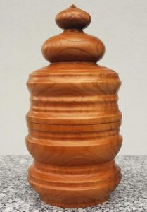 Dose aus Kirschholz, 8,5 x 17 cm