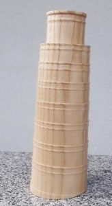 Schiefer Turm von Pisa aus Esche und Olive, 7 x 22,5 cm