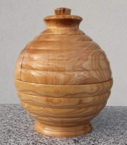 Kugel-Bonbonniere aus Eschenholz, 13,5 x 18 cm