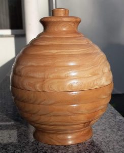 Kugel-Bonbonniere aus Eschenholz, 13,5 x 18 cm