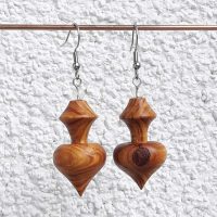 Ohranhänger Herz-Karo aus Perückenstrauchholz, 18 x 33 mm