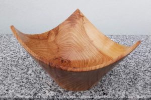 Dreieckschale aus Marillenholz, 17 x 10,5 cm