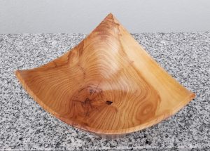 Dreieckschale aus Marillenholz, 17 x 10,5 cm